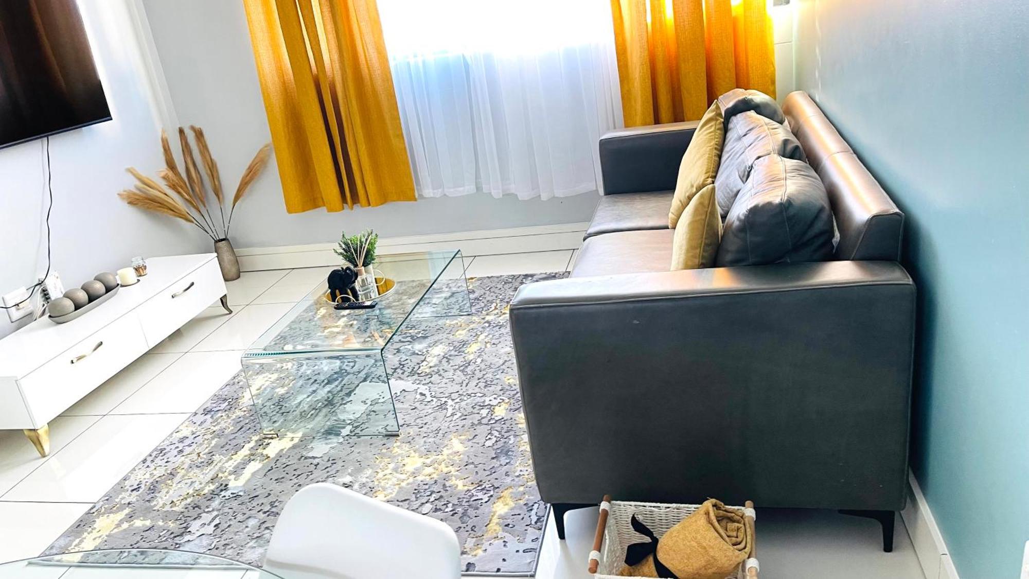 C&J City Centre Airbnb Apartment Windhoek Ngoại thất bức ảnh