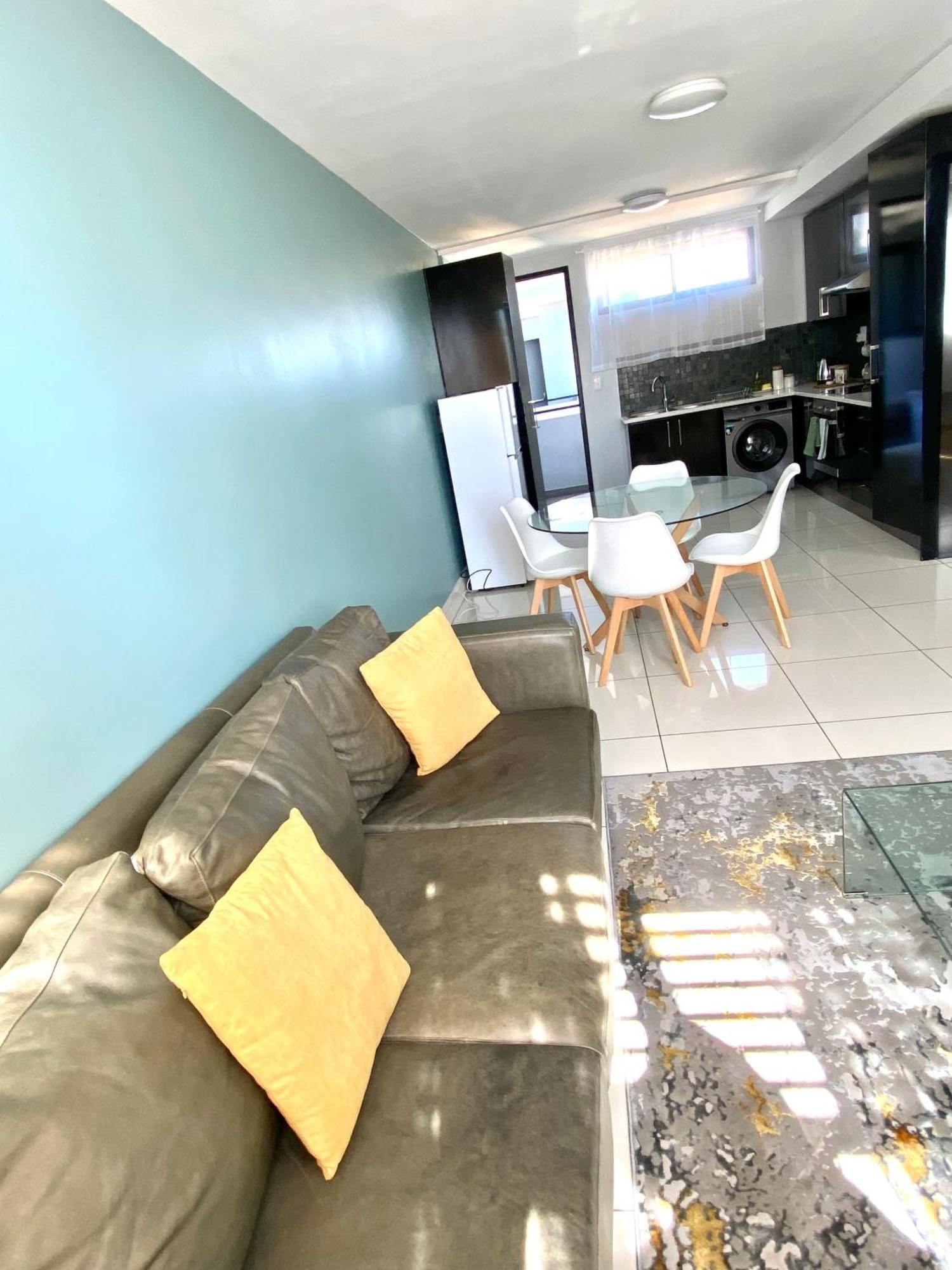 C&J City Centre Airbnb Apartment Windhoek Ngoại thất bức ảnh