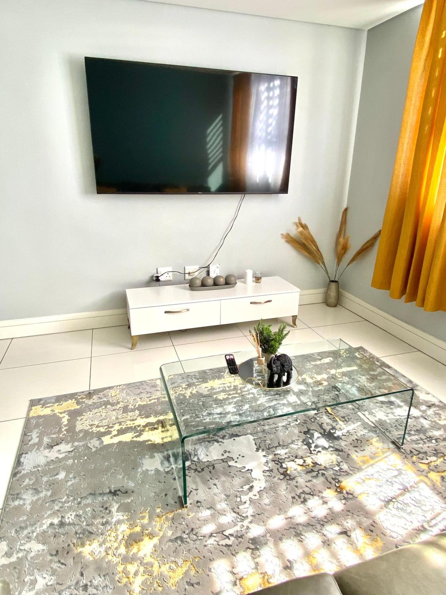 C&J City Centre Airbnb Apartment Windhoek Ngoại thất bức ảnh